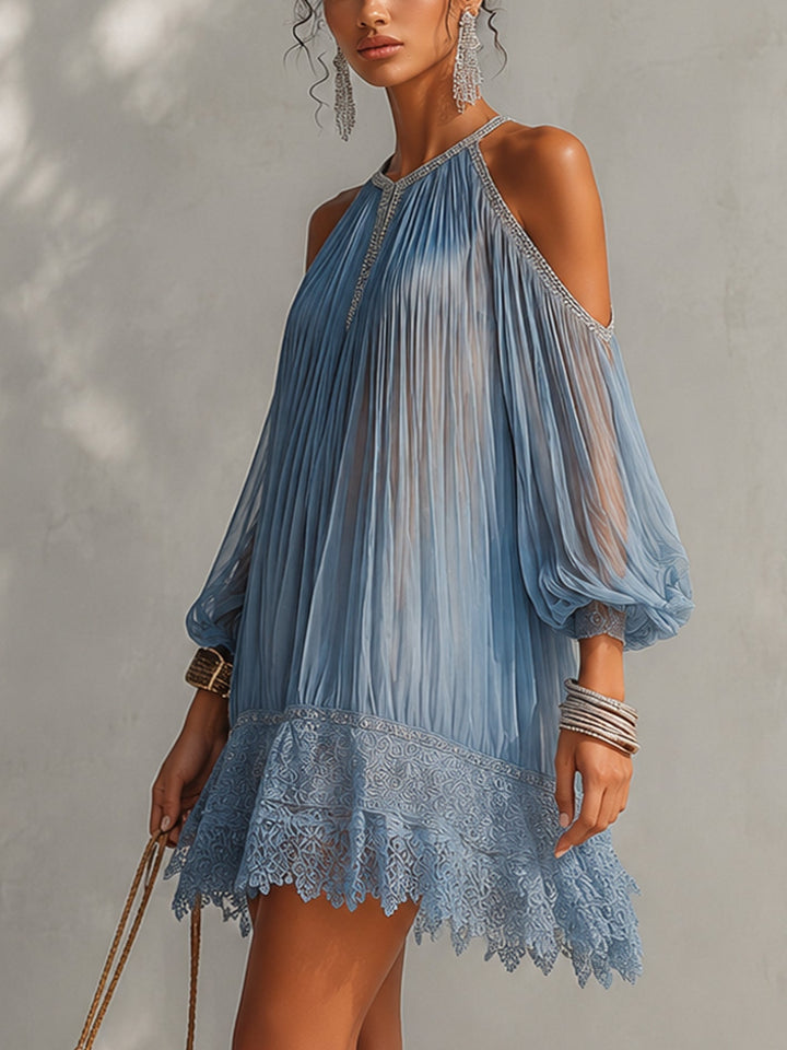 Abito Mini Arricciato Blu con Spalle Scoperte e Orlo in Pizzo
